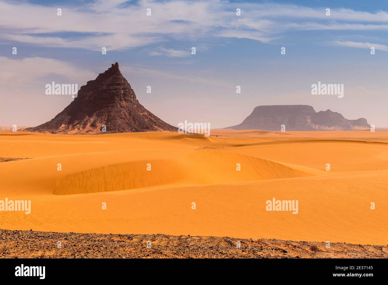 Paesaggi desertici con roccia impressionante, Sahara, nord del Ciad Foto Stock