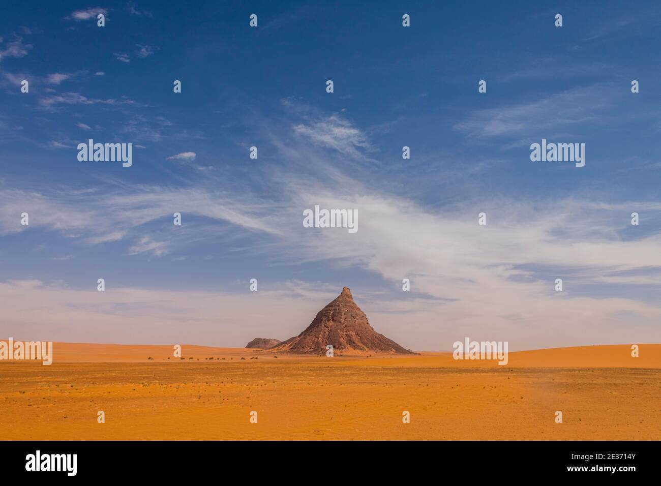 Paesaggi desertici con roccia impressionante, Sahara, nord del Ciad Foto Stock
