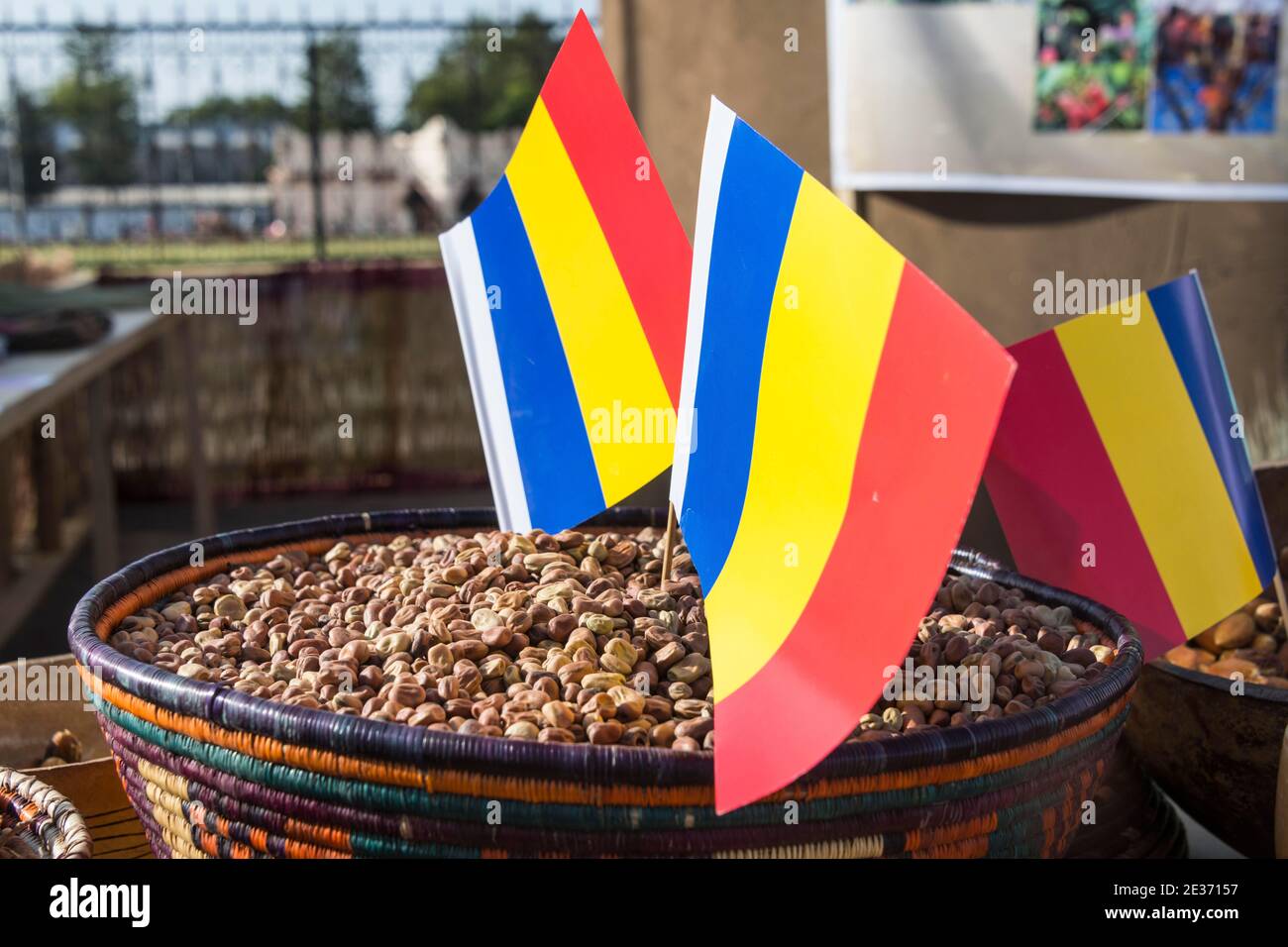 Chicchi di caffè arrosto, con bandiera nazionale, N'Djamena, Ciad Foto Stock