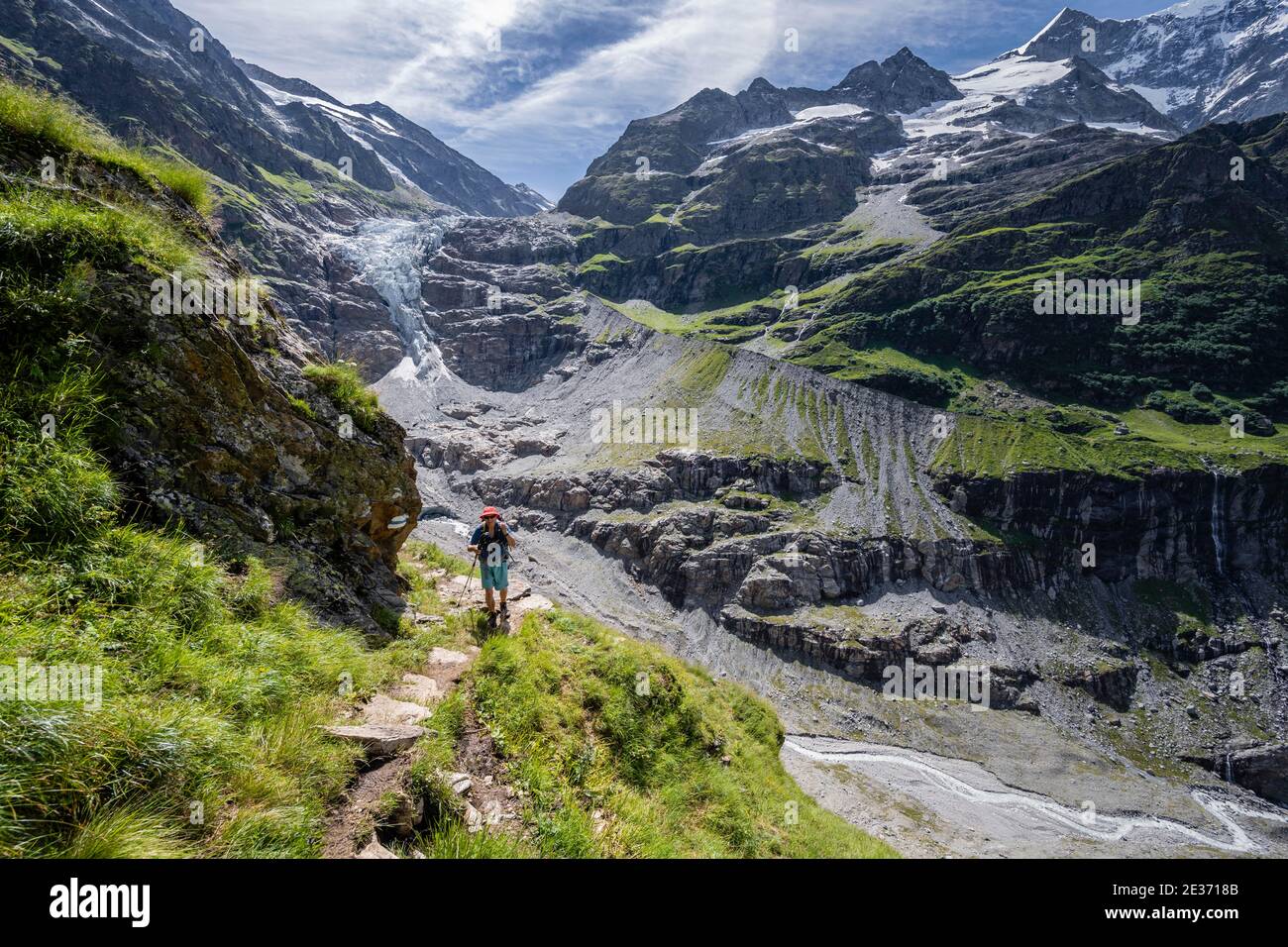 Escursionisti in montagna su un sentiero per Grindelwald, ghiacciaio basso Oceano Artico, Oberland Bernese, Svizzera Foto Stock