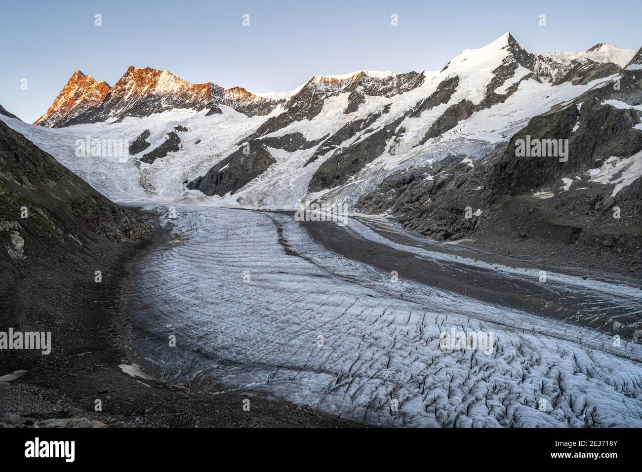 Panorama montano, alto paesaggio alpino, alba, lingua glaciale, ghiacciaio Unteres Eismeer, Finsteraarhorn, Agasszishorn, Grosses Fiescherhorn Foto Stock