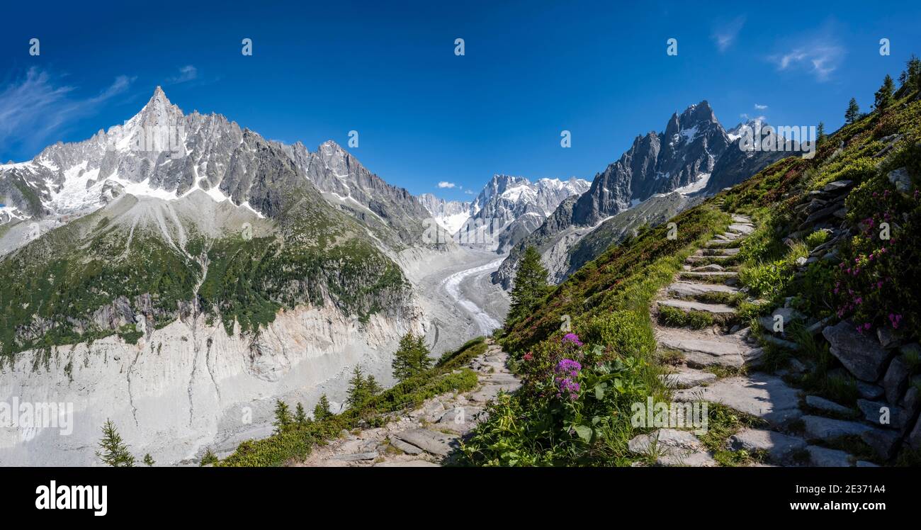 Sentiero escursionistico Grand Balcon Nord, lingua del ghiacciaio Mer de Glace, indietro Grandes Jorasses, massiccio del Monte Bianco, Chamonix, Francia Foto Stock
