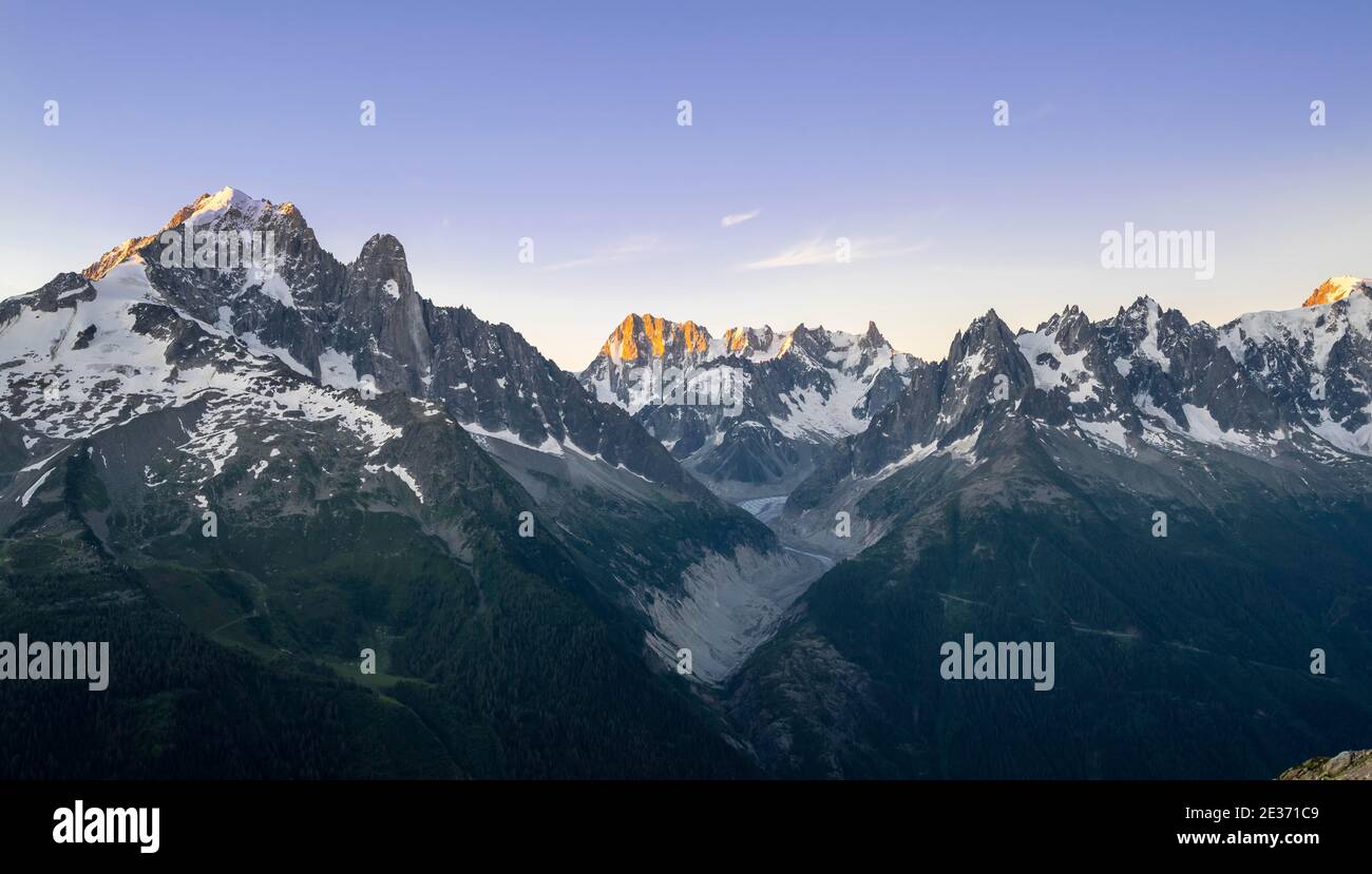 Tramonto con alpenglow, vista sulla lingua del ghiacciaio, Mer de Glace, vette di montagna, Les Periades, massiccio del Monte Bianco, Chamonix-Mont-Blanc, Rodano-Alpi Foto Stock