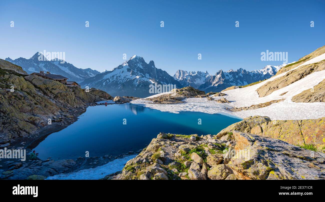 Panorama montano con riflessi d'acqua in Lac Blanc, cime delle montagne, Aiguille Verte, Grandes Jorasses, Aiguille du Moine, Monte Bianco, Monte Bianco Foto Stock