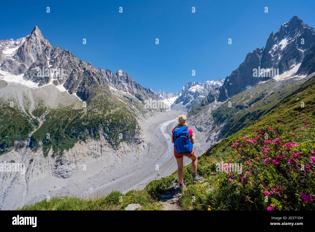 Scalatore su sentiero escursionistico, Grand Balcon Nord, lingua del ghiacciaio Mer de Glace, dietro Grandes Jorasses, massiccio del Monte Bianco, Chamonix, Francia Foto Stock