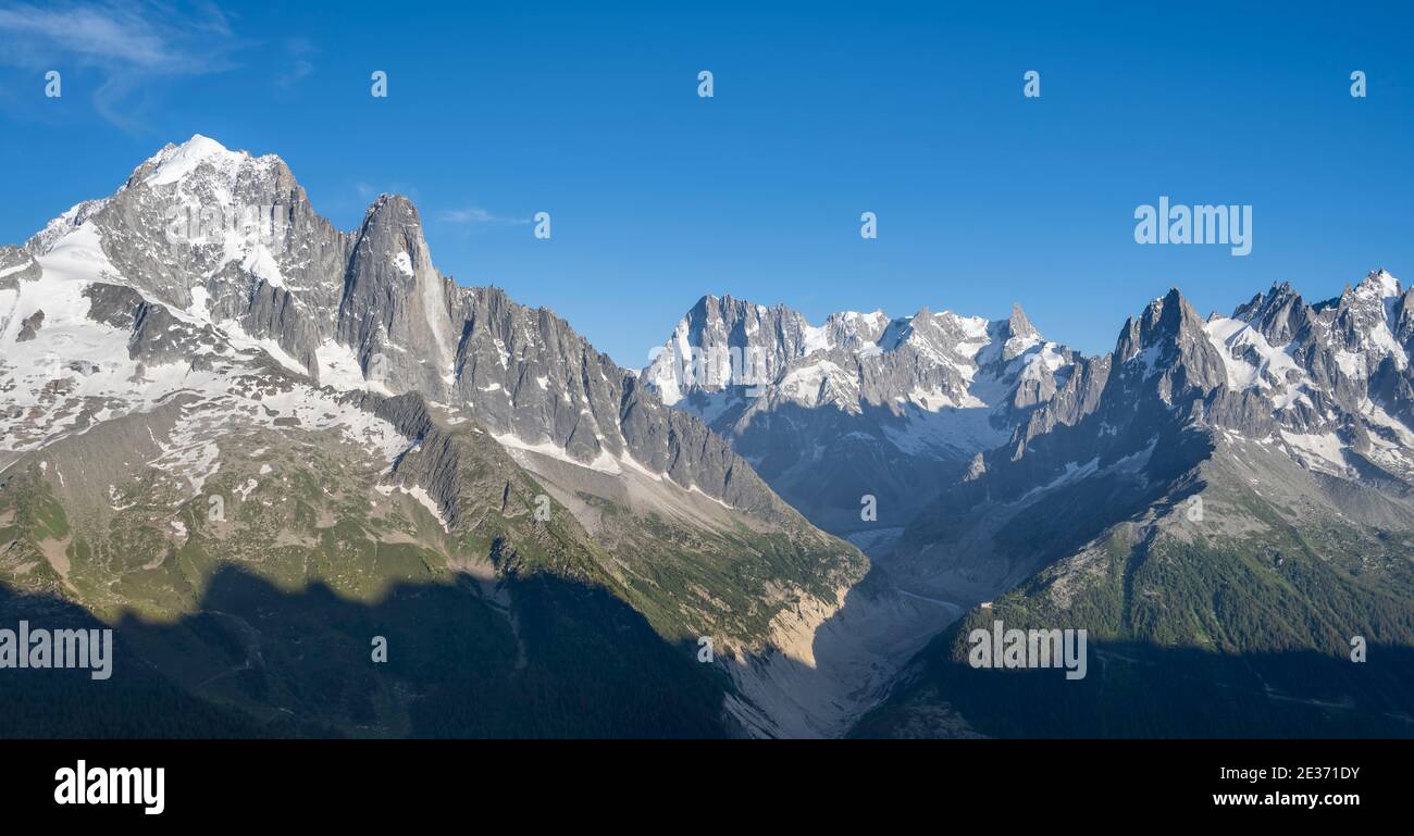 Vista della lingua del ghiacciaio, Mer de Glace, cime delle montagne, Les Periades, massiccio del Monte Bianco, Chamonix-Mont-Blanc, Rodano-Alpi, Francia Foto Stock
