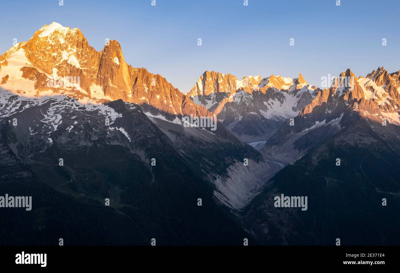 Tramonto, vista sulla lingua del ghiacciaio, Mer de Glace, cime delle montagne, Les Periades, massiccio del Monte Bianco, Chamonix-Mont-Blanc, Rodano-Alpi, Francia Foto Stock