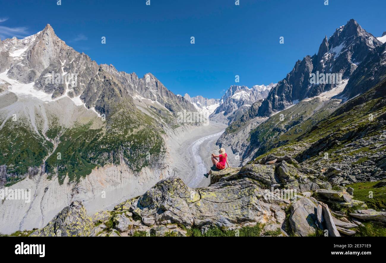 Scalatore su sentiero escursionistico, Grand Balcon Nord, lingua del ghiacciaio Mer de Glace, dietro Grandes Jorasses, massiccio del Monte Bianco, Chamonix, Francia Foto Stock