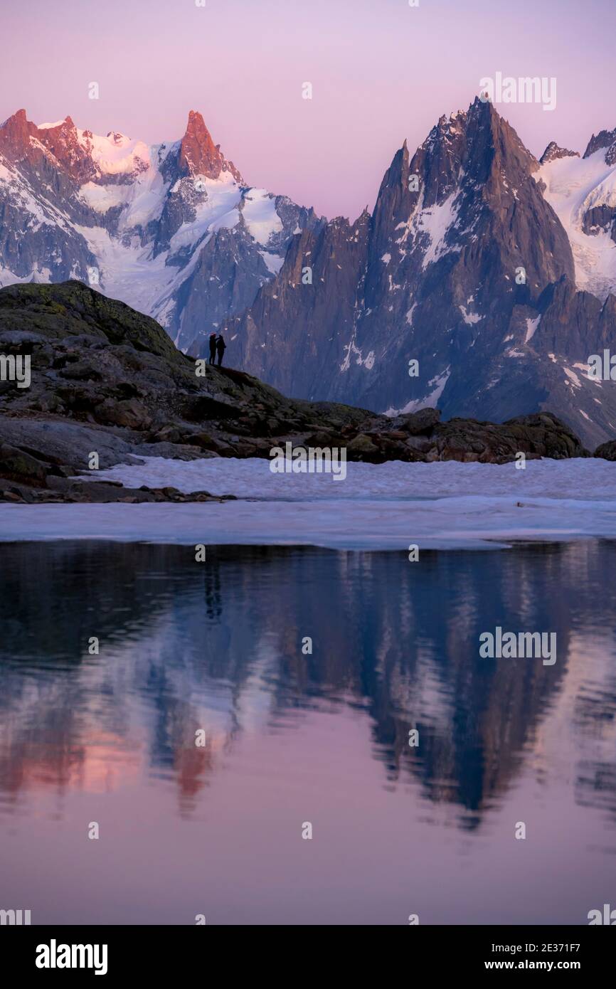 Gli escursionisti godono della vista, umore serale con alpenglow, panorama montano, vette, Grandes Jorasses e massiccio del Monte Bianco, Chamonix-Mont-Blanc Foto Stock