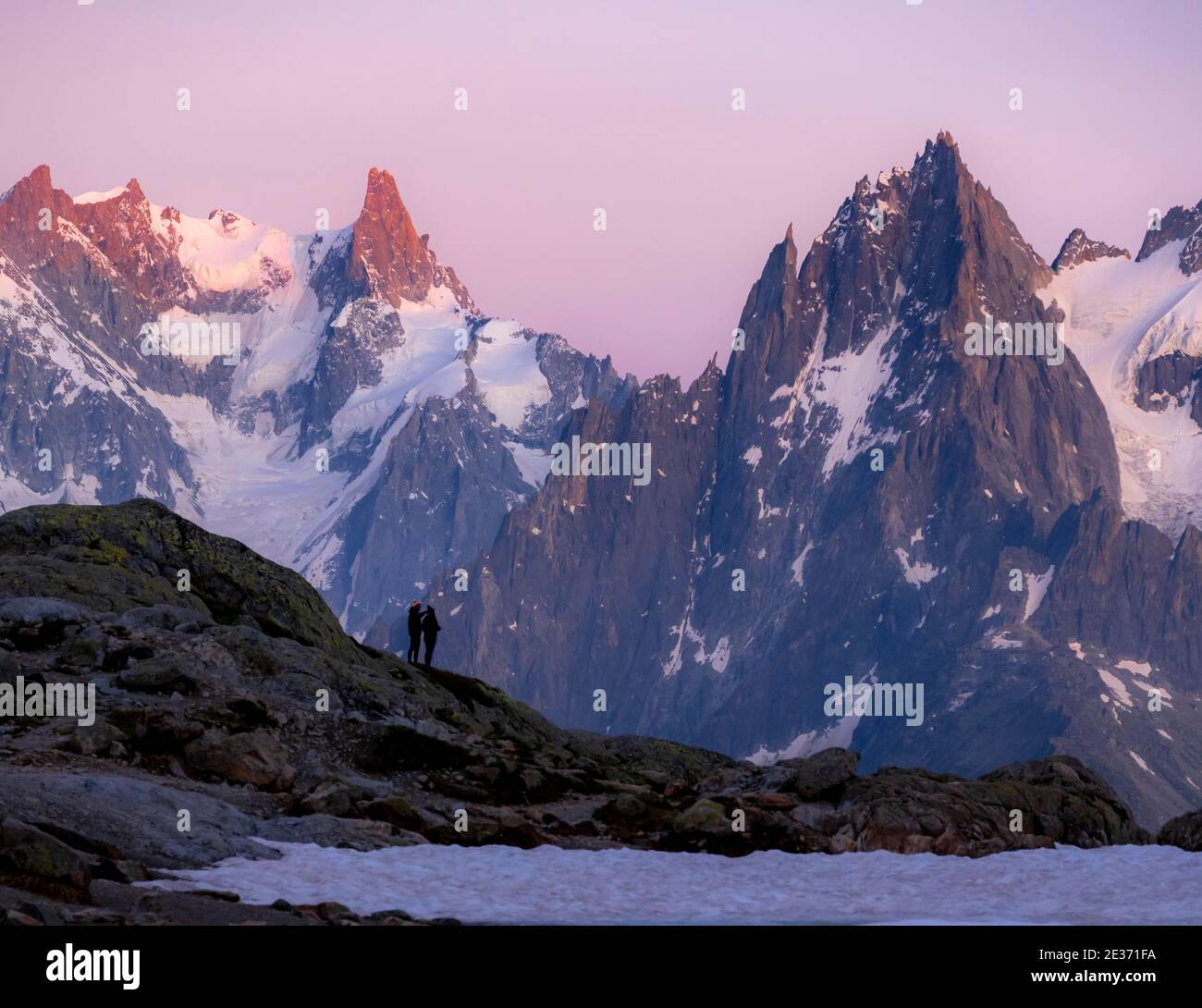 Gli escursionisti godono della vista, umore serale con alpenglow, panorama montano, vette, Grandes Jorasses e massiccio del Monte Bianco, Chamonix-Mont-Blanc Foto Stock