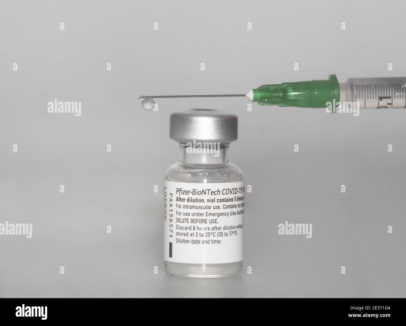 Flaconcino di vaccino contro Covid 19 e siringa con gocce, Biontech, Pfizer, Pfizer-BioNTech Foto Stock