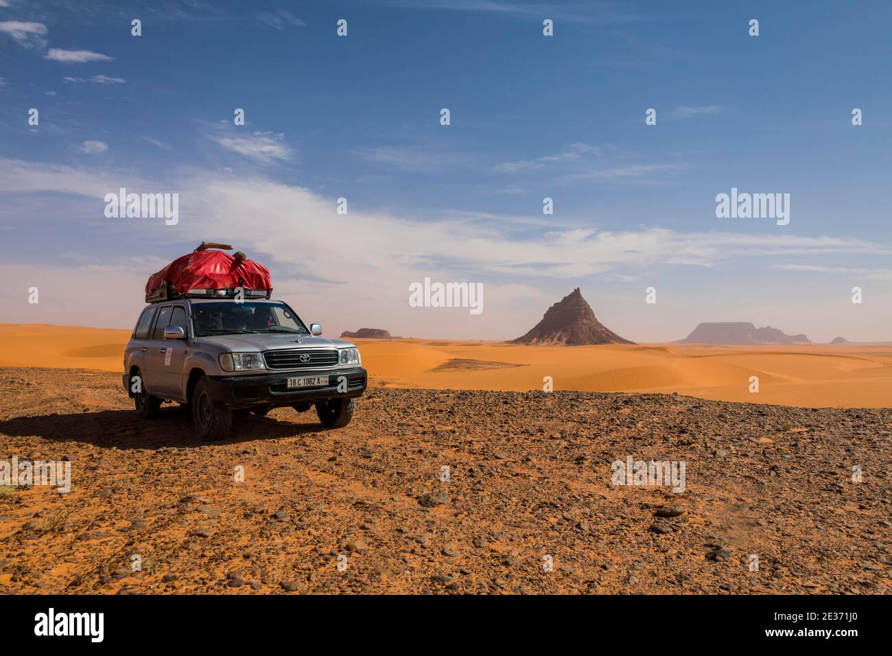 Viaggio in jeep attraverso il deserto, Sahara, nord del Ciad Foto Stock