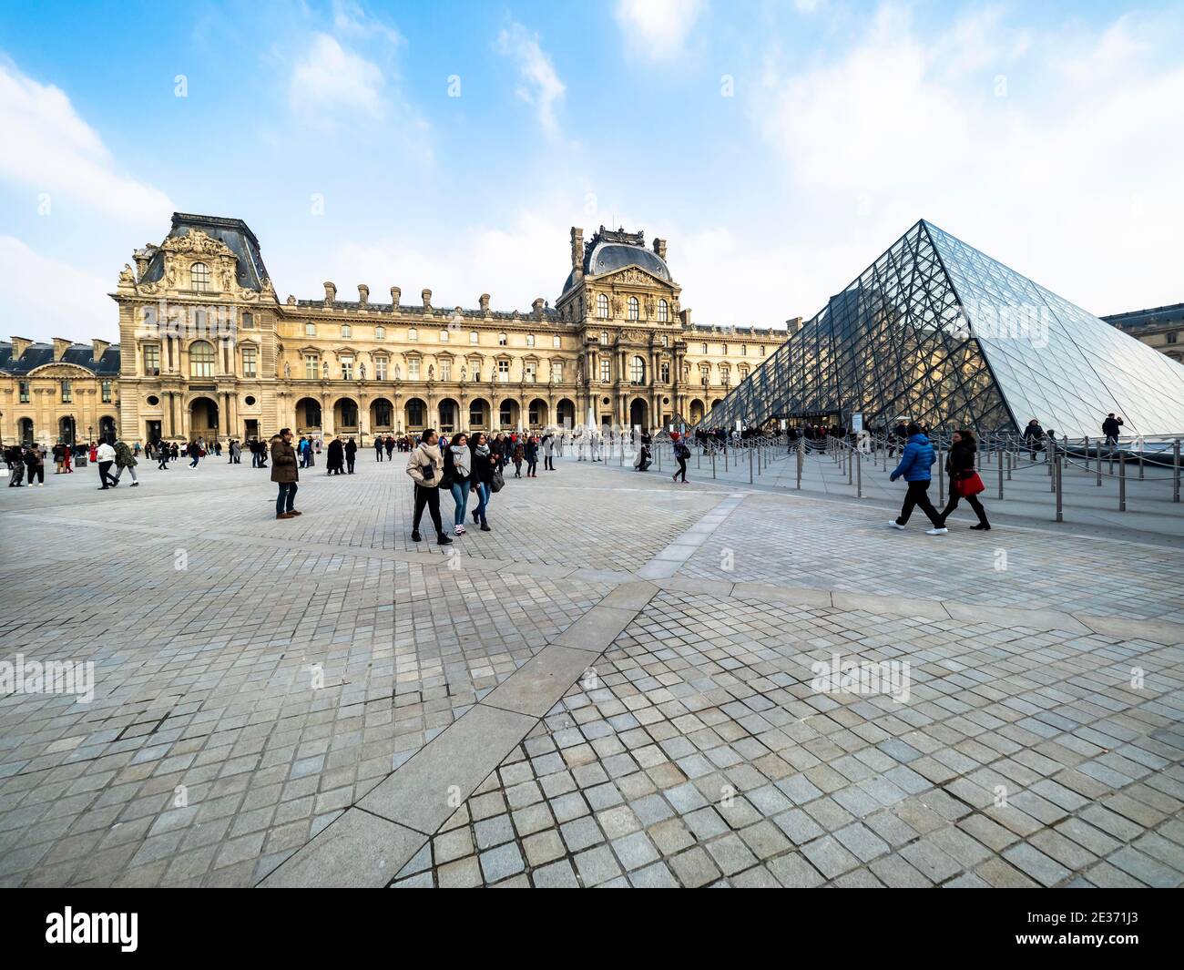 Vista esterna Museo (Musee) del Louvre, Museo, Parigi, Ile de France, Francia Foto Stock