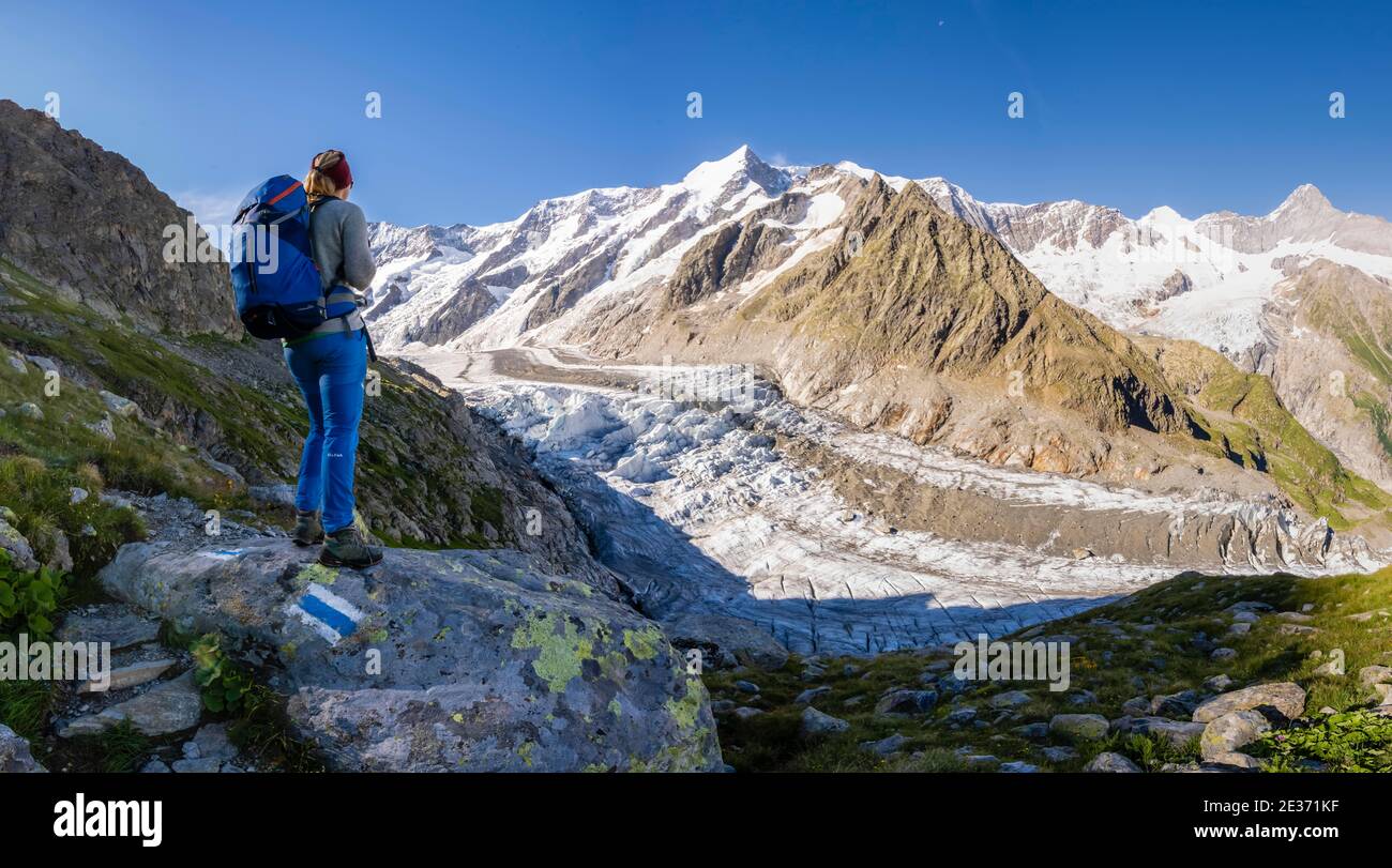 Alpinista di fronte al ghiacciaio, paesaggio di alta montagna alpina, Lower Ice Sea, Finsteraarhorn, Agasszishorn, Grosses Fiescherhorn, Bernese Foto Stock