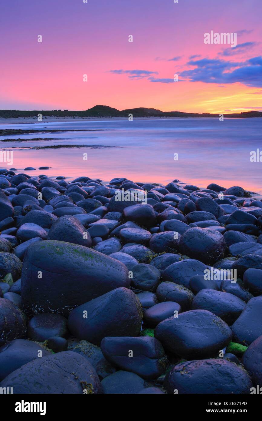 Spiaggia di pietra a Northumberland, Gran Bretagna Foto Stock