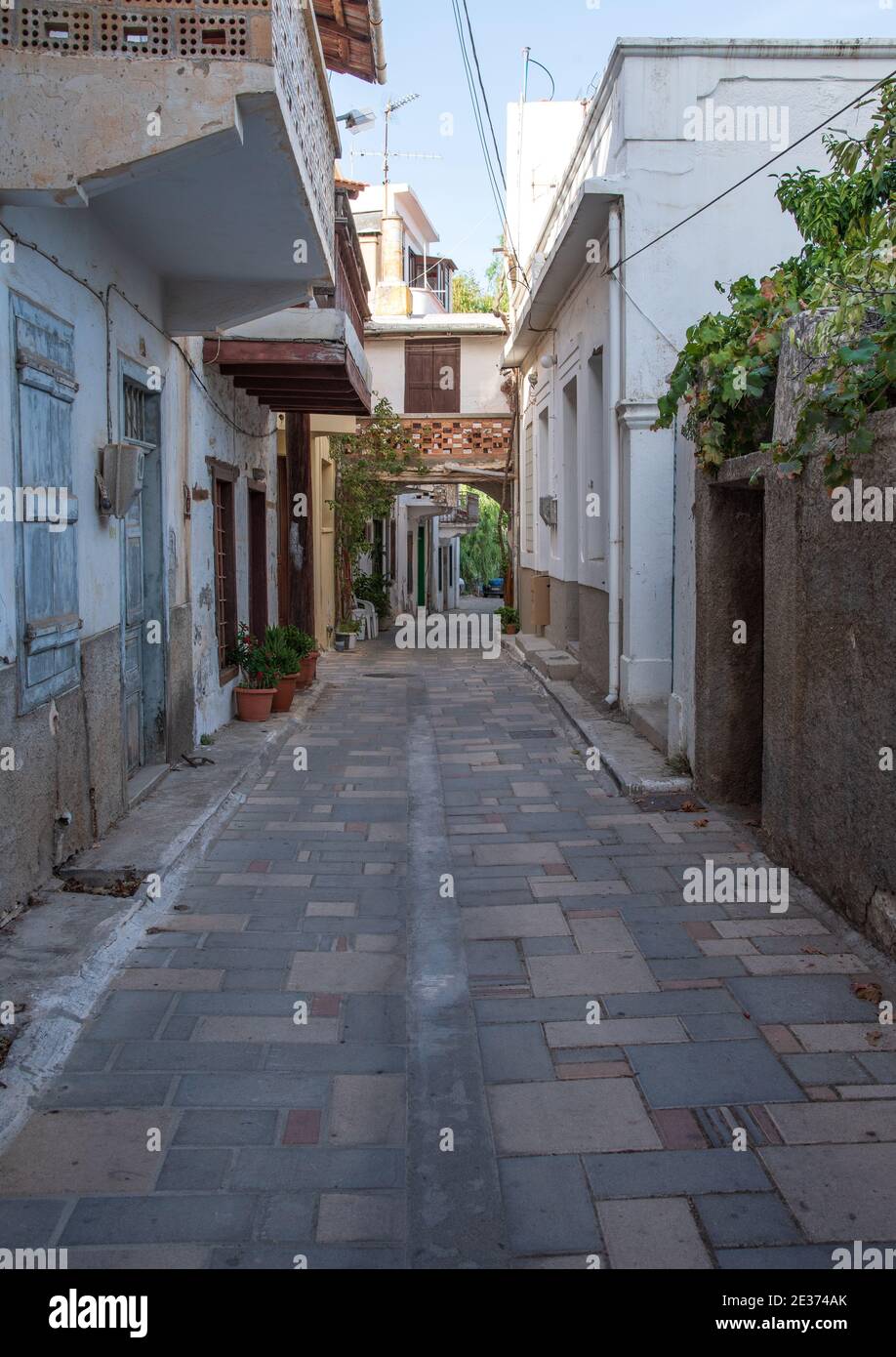 Kritsa, Creta, Grecia, 18 ottobre 2020. Vista sulla piccola strada, nel centro della città di Kritsa , Creta, Grecia Foto Stock