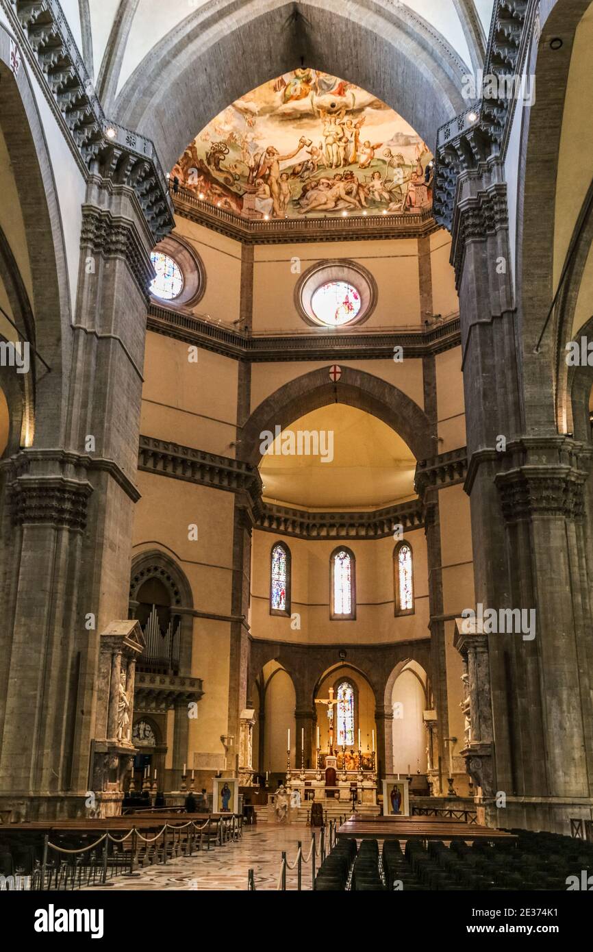 Ritratto girato all'interno della Cattedrale di Santa Maria del Fiore a Firenze. Mostra il vasto interno gotico, le panchine verso il coro... Foto Stock