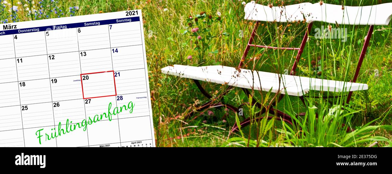 Frühlingsanfang Sitzbank mit Kalender auf Frühlingswiese Foto Stock