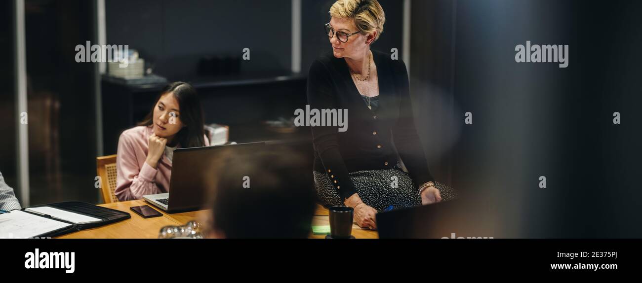 uomini d'affari nella sala riunioni. professionisti che si rivolgono a un collega durante una riunione. Foto Stock