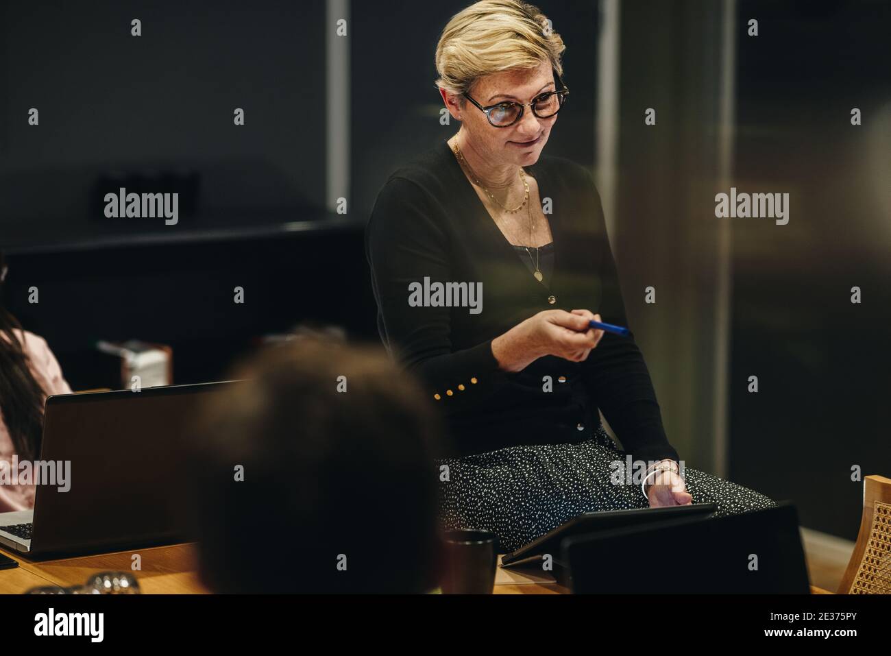 donna d'affari che parla con il suo team nella sala riunioni dell'ufficio. professionisti aziendali che discutono di nuovi progetti durante una riunione. Foto Stock