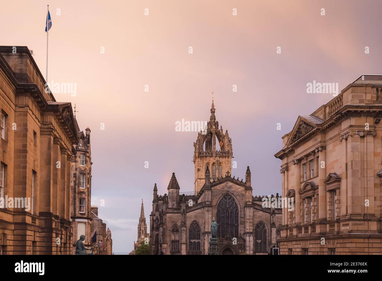 L'architettura gotica della Cattedrale di San Giles lungo l'Alto Corte di Justiciary contro un cielo di tramonto drammatico lungo il Royal Mile a Edinburgh' Foto Stock
