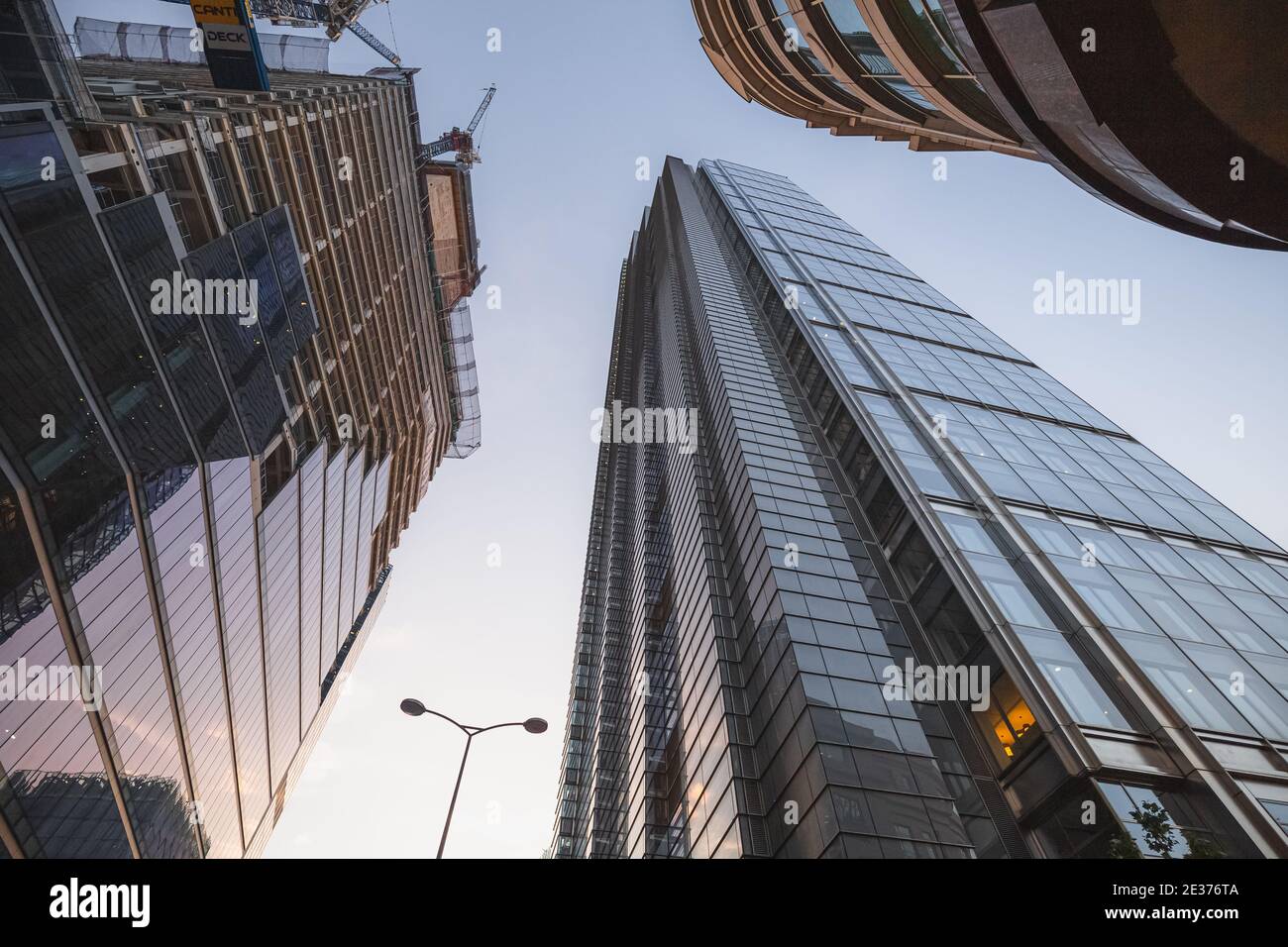 Londra, Regno Unito - 5 luglio 2017: Guardando dal basso verso la moderna architettura cittadina e gli edifici degli uffici nel quartiere degli affari di Londra, Inghilterra. Foto Stock