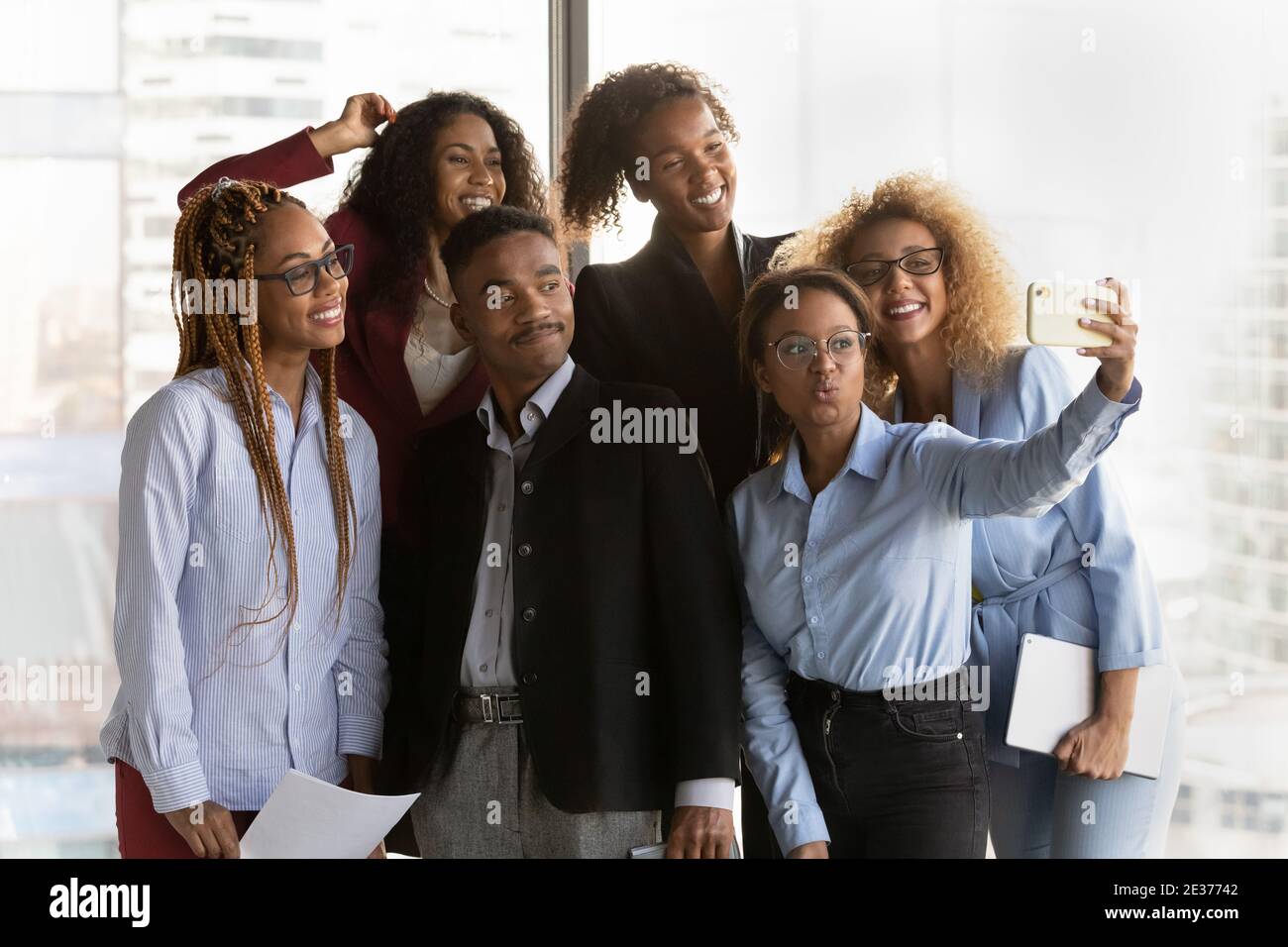Sorridente selfie maschile colleghi multietnici su smartphone Foto Stock
