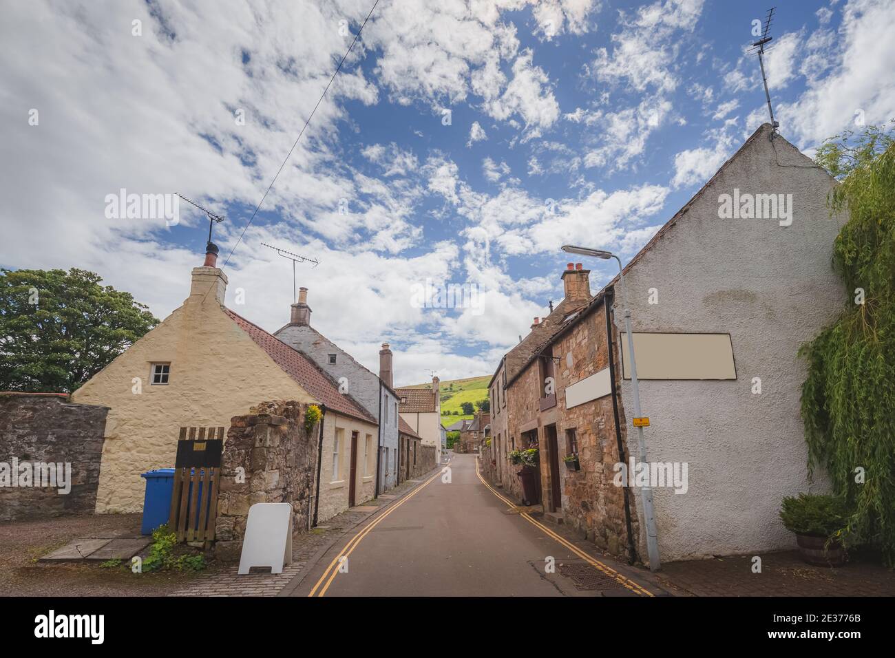 Il pittoresco villaggio di Falkland, una popolare location cinematografica a Fife, Scozia. Foto Stock