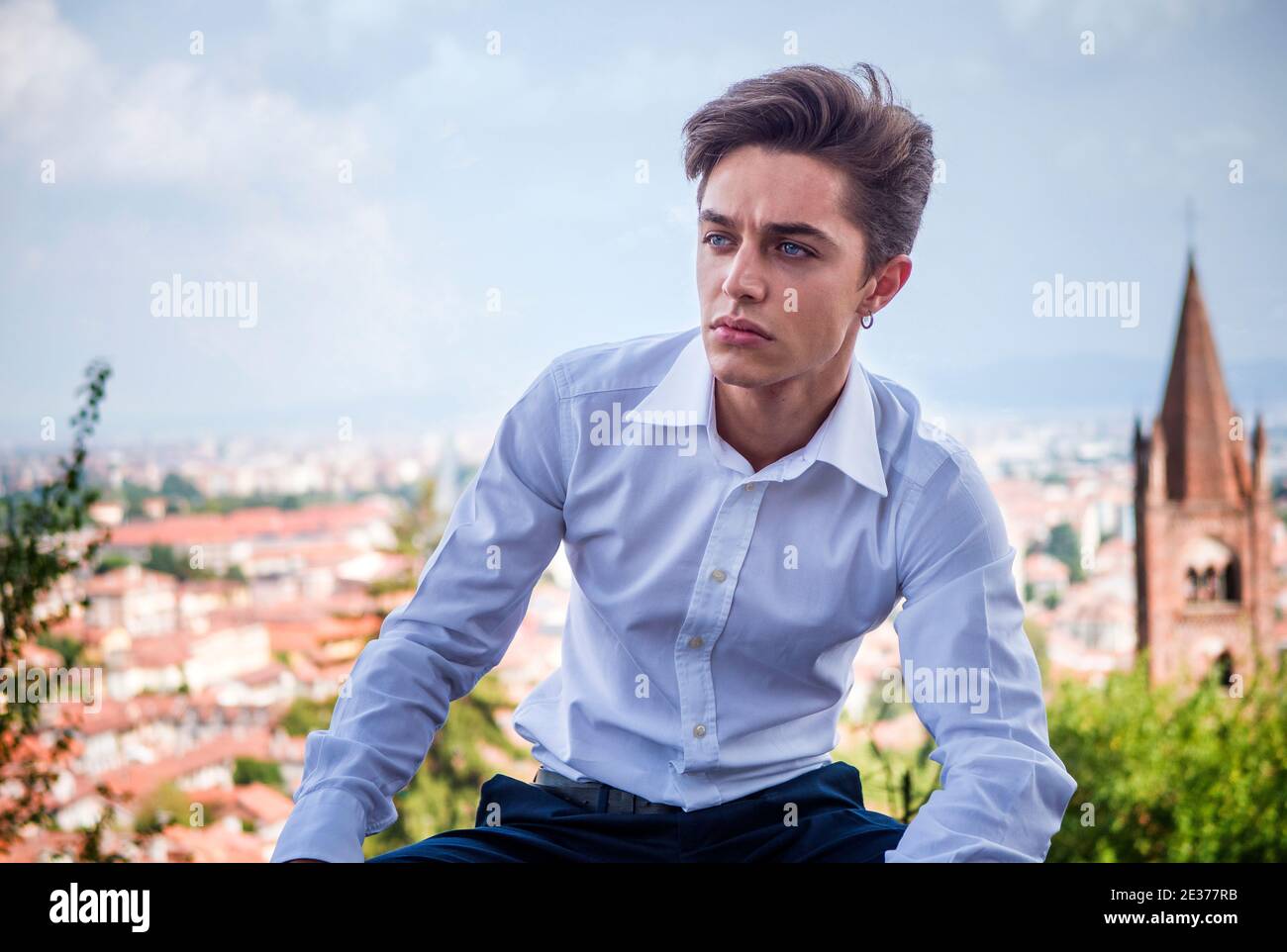 Un bel giovane uomo in impostazione della città Foto Stock