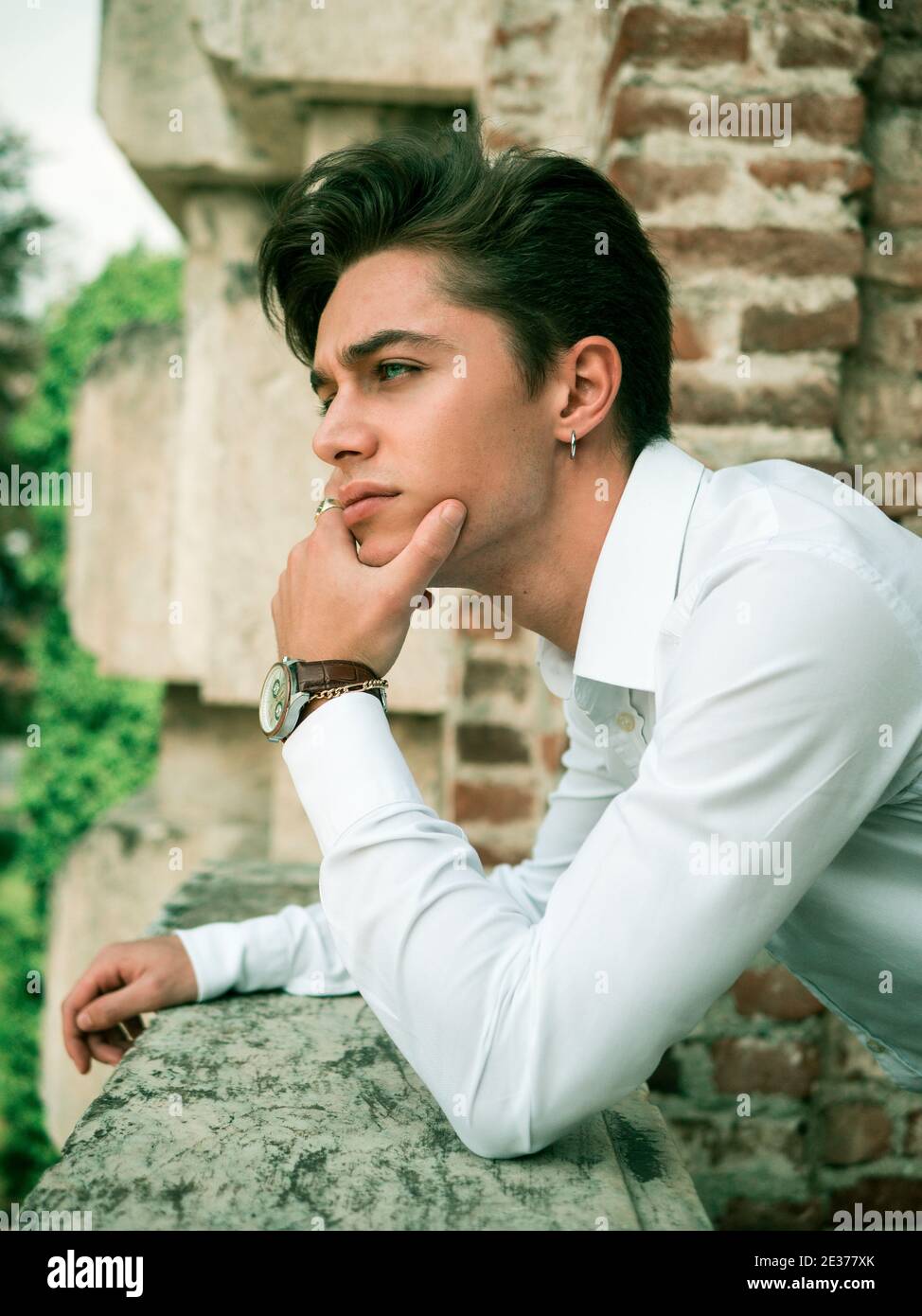 Un bel giovane uomo in impostazione della città Foto Stock