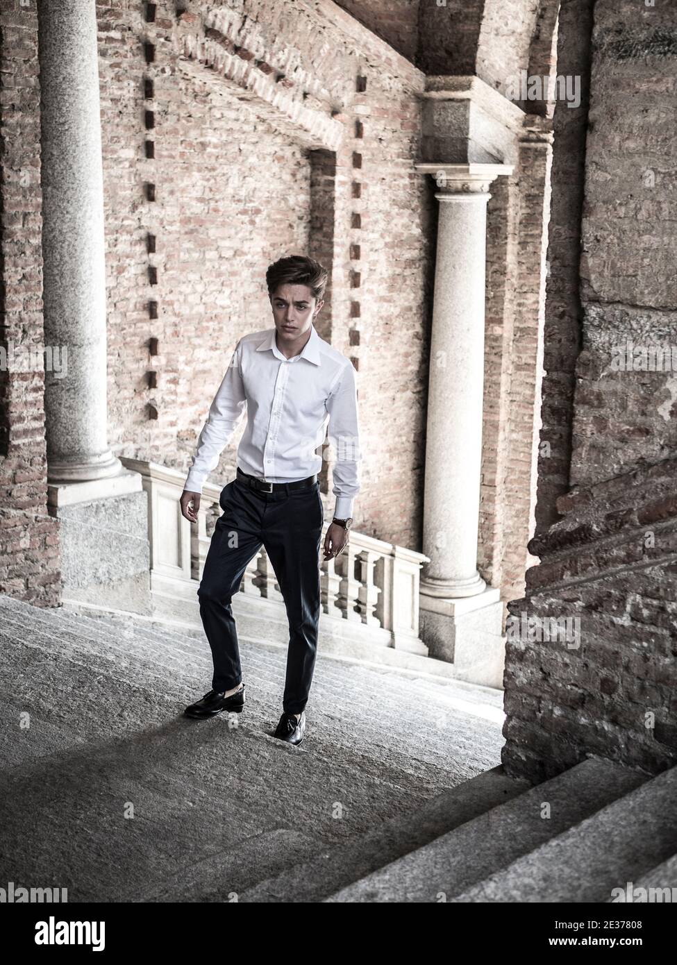 Un bel giovane uomo in impostazione della città Foto Stock