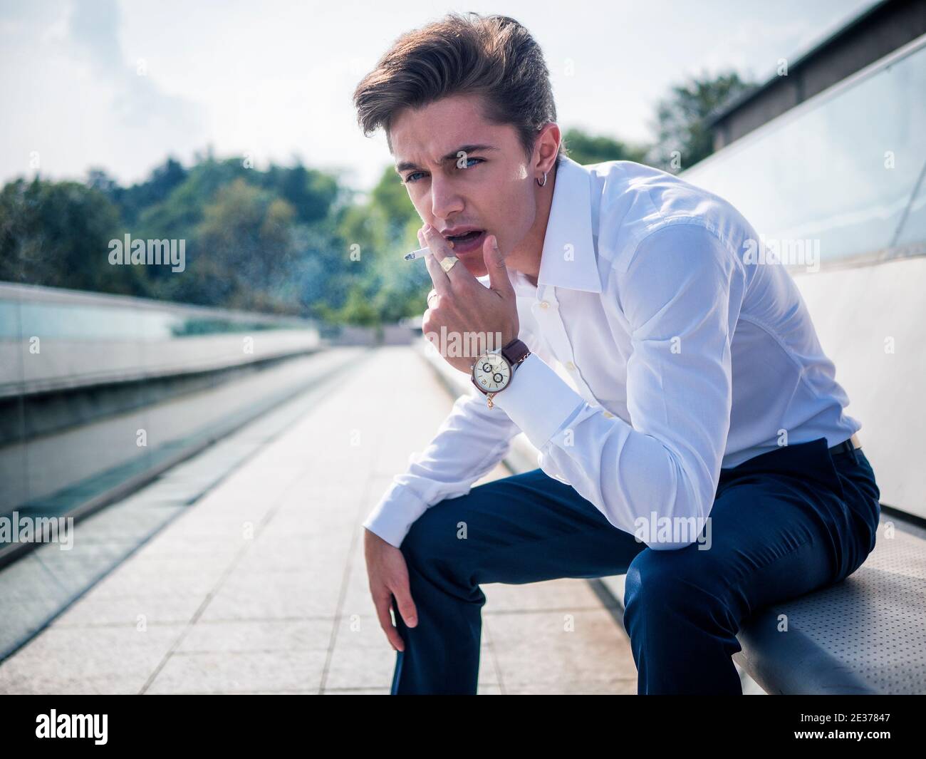 Un bel giovane uomo in impostazione della città Foto Stock