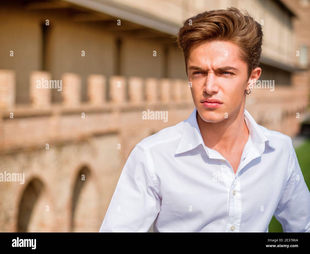 Un bel giovane uomo in impostazione della città Foto Stock