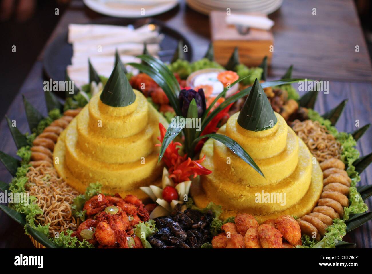 Tumpeng, cucina tradizionale giavanese, cibo completo con contorni. Celebrazione cibo a java. Riso giallo con contorni Foto Stock