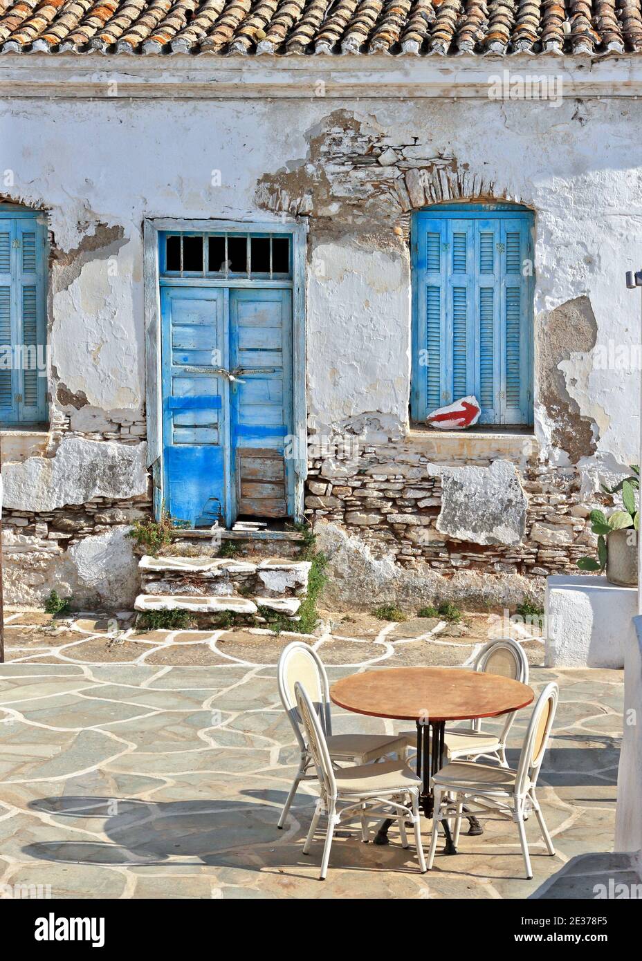 Pittoresco vicolo a Chora città, in isola di Kythnos, Cicladi isole, Mar Egeo, Grecia, Europa Foto Stock