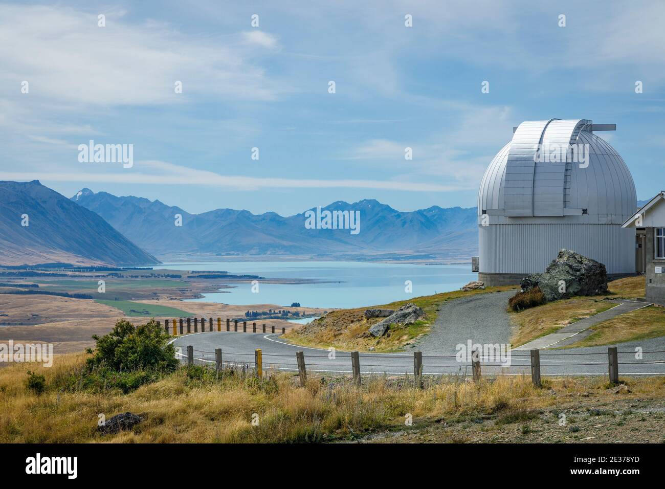 L'Osservatorio dell'Università di Canterbury Mount John del 1965, si affaccia sul lago Tekapo e sul bacino di Mackenzie, South Island, Nuova Zelanda. Foto Stock