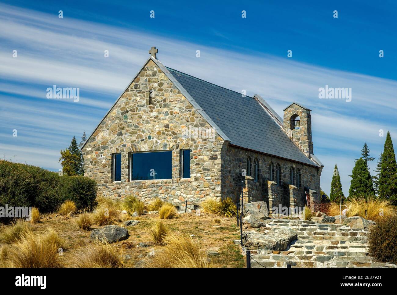 1935 Chiesa del buon Pastore accanto al Lago Tekapo, sull'Isola del Sud, Nuova Zelanda. Una chiesa anglicana e un monumento commemorativo per i primi coloni. Foto Stock