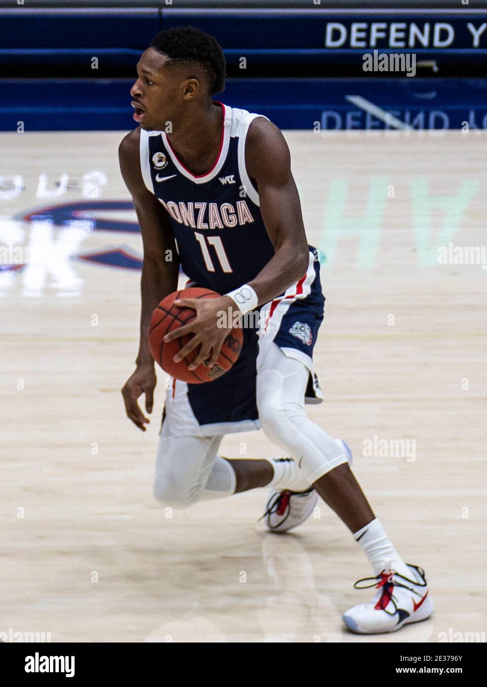 16 gennaio 2021 Moraga, CA U.S.A. Gonzaga Bulldogs guardia Joel Ayayi (11) porta la palla in campo durante il gioco di basket maschile NCAA tra Gonzaga Bulldogs e la Saint Mary's Gaels 73-59 vincere al McKeon Pavilion Moraga Calif. Thurman James / CSM Foto Stock