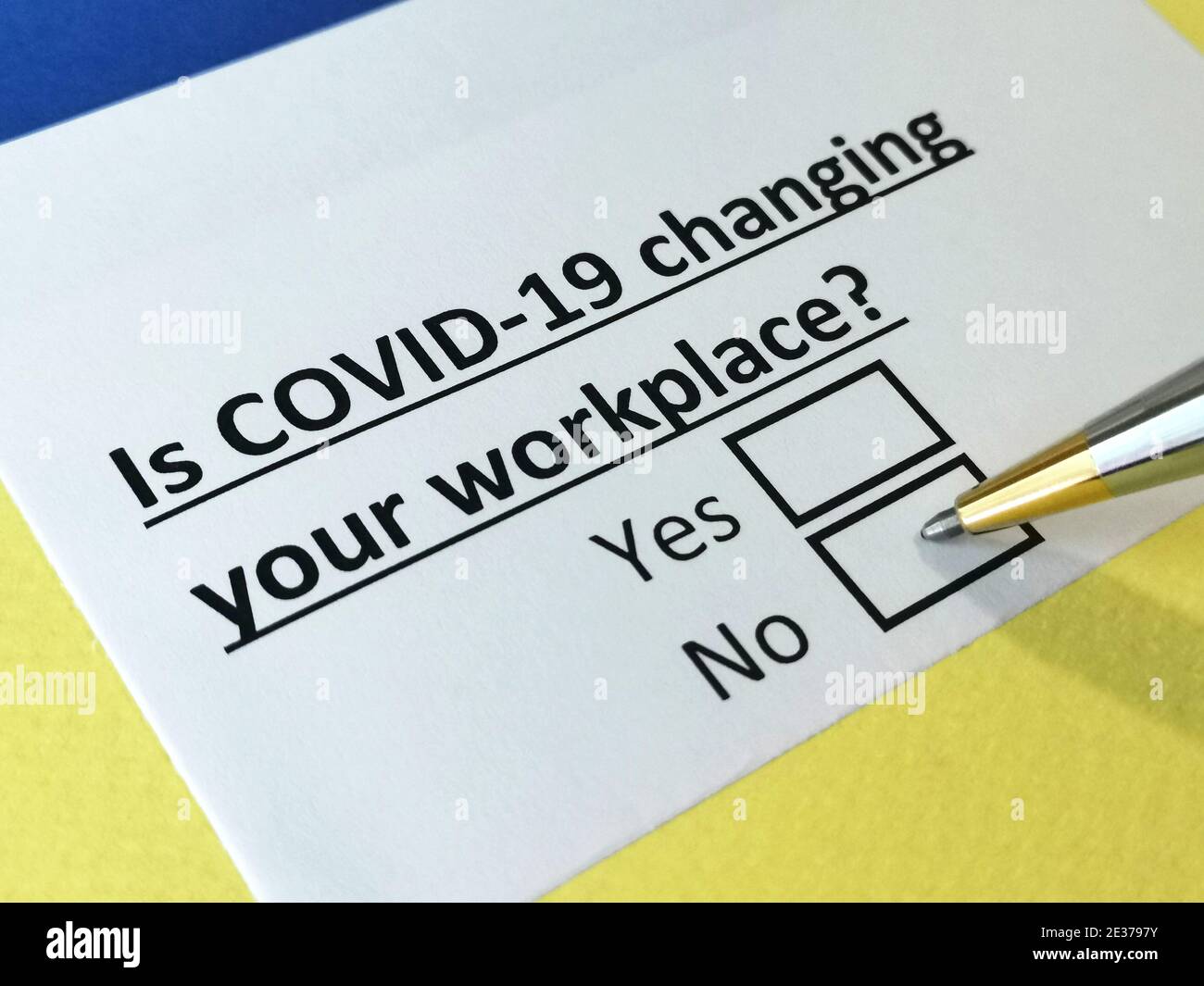 Una persona sta rispondendo alla domanda sugli effetti di covid-19 sul posto di lavoro. Foto Stock