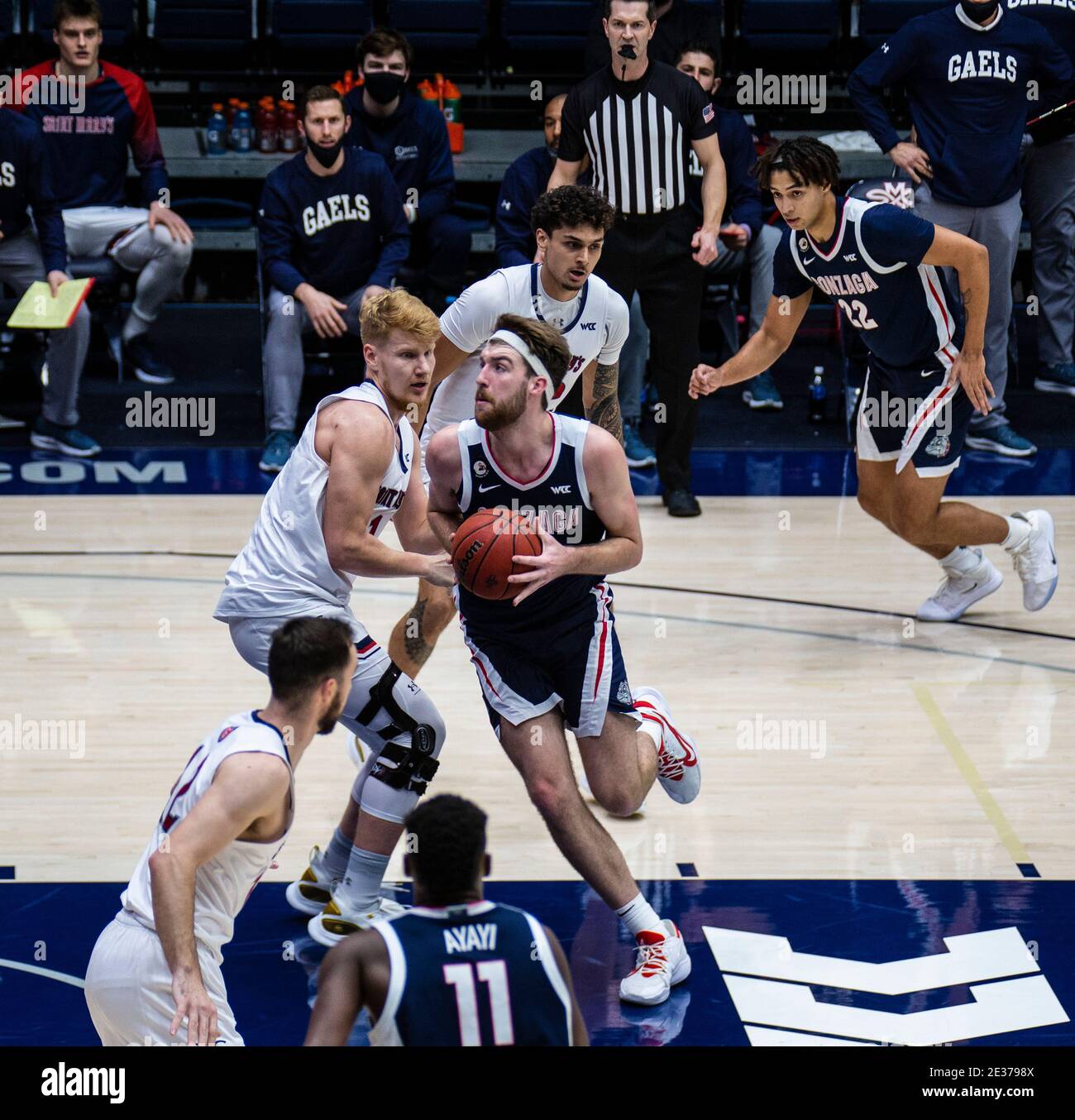 16 gennaio 2021 Moraga, CA U.S.A. Gonzaga Bulldogs Forward Drew Timme (2) si muove verso il cerchio durante la partita di pallacanestro maschile NCAA tra Gonzaga Bulldogs e la Saint Mary's Gaels 73-59 vincere al McKeon Pavilion Moraga Calif. Thurman James / CSM Foto Stock