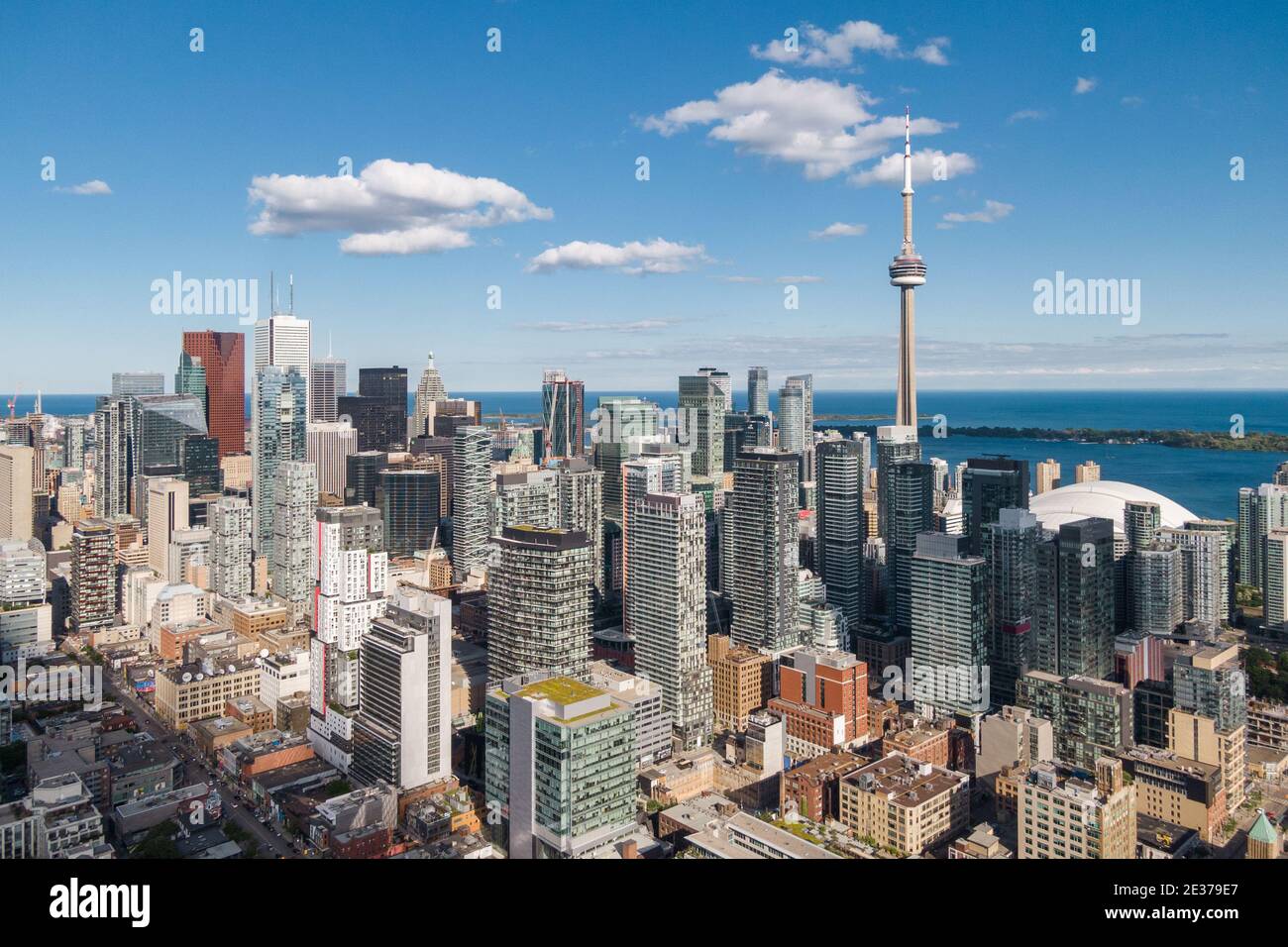 Toronto, Ontario, Canada, vista aerea del paesaggio urbano di Toronto che include il simbolo architettonico CN Tower e gli edifici moderni nel quartiere finanziario. Foto Stock
