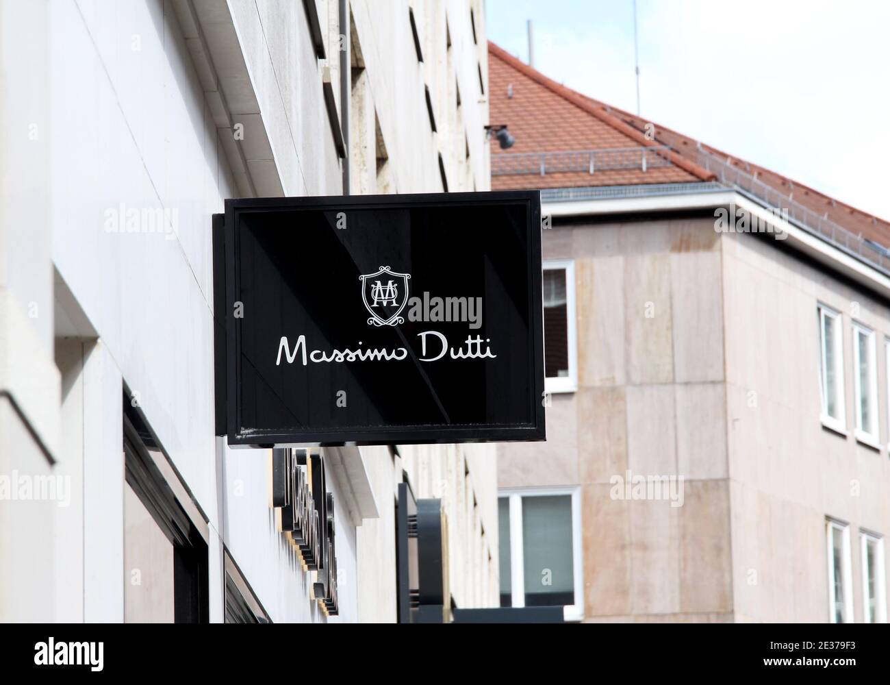 Negozio massimo Dutti. Massimo Dutti è un'azienda italiana produttrice di  abbigliamento, appartenente al gruppo Inditex Foto stock - Alamy