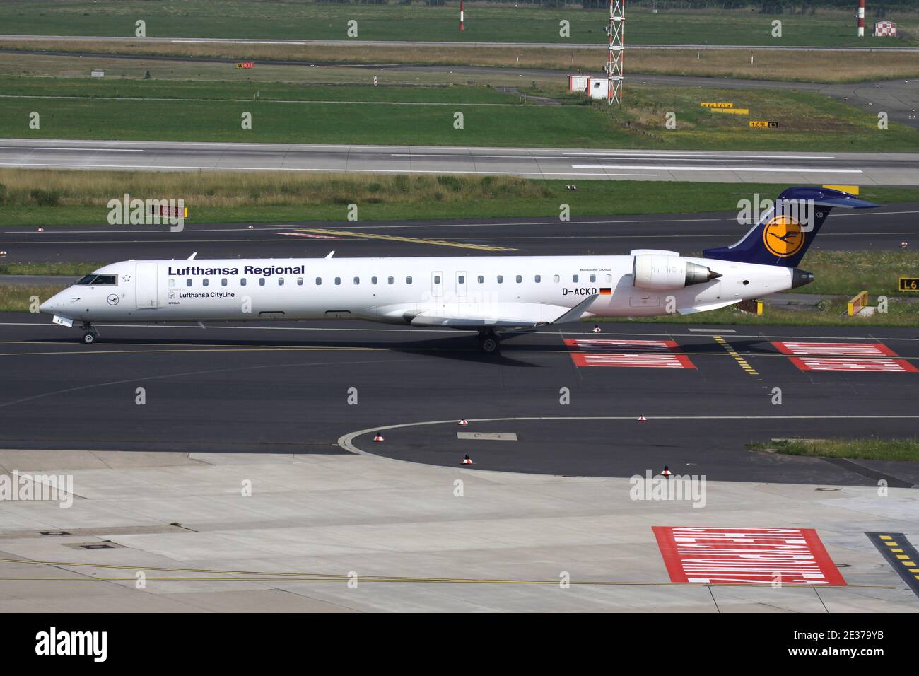 Tedesco Lufthansa Regional Bombardier CRJ900 con registrazione D-ACKD sulla Taxiway all'aeroporto di Dusseldorf. Foto Stock