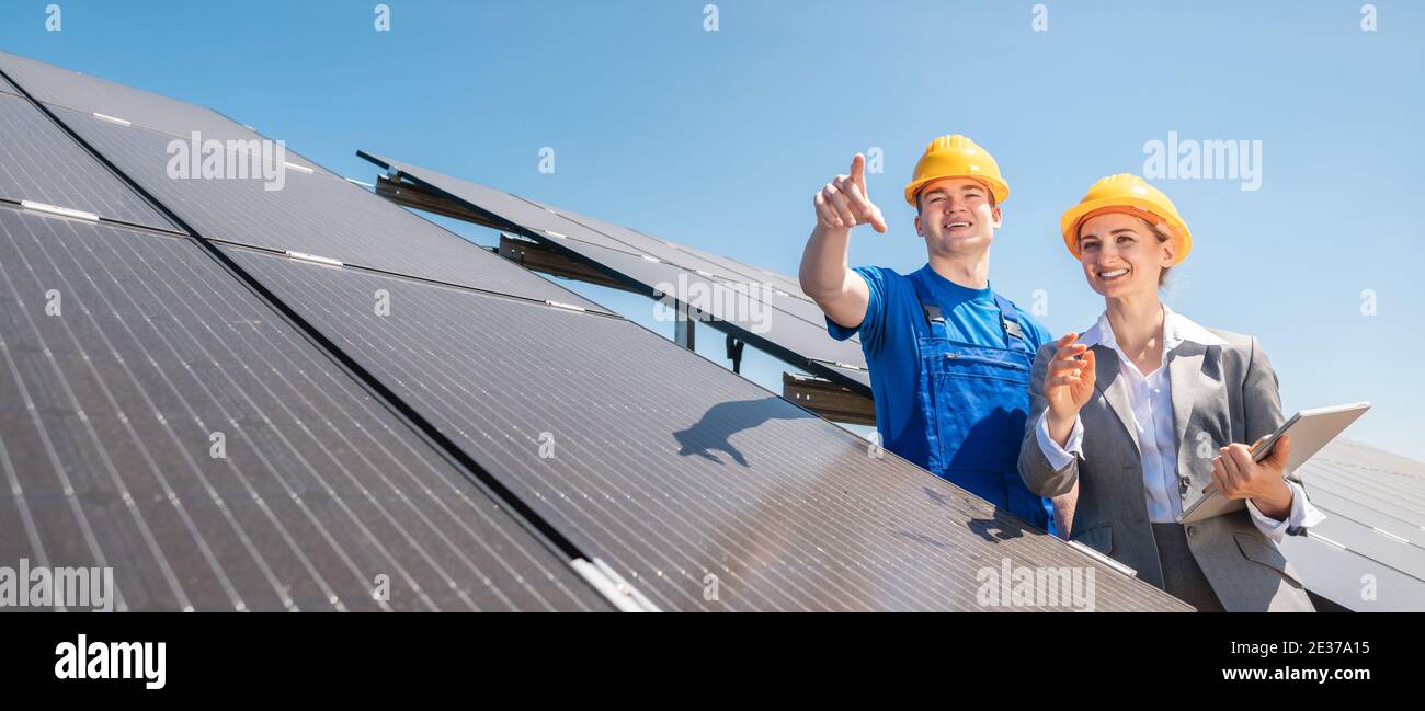 Manager e il lavoratore nel fotovoltaico impianto di alimentazione Foto Stock