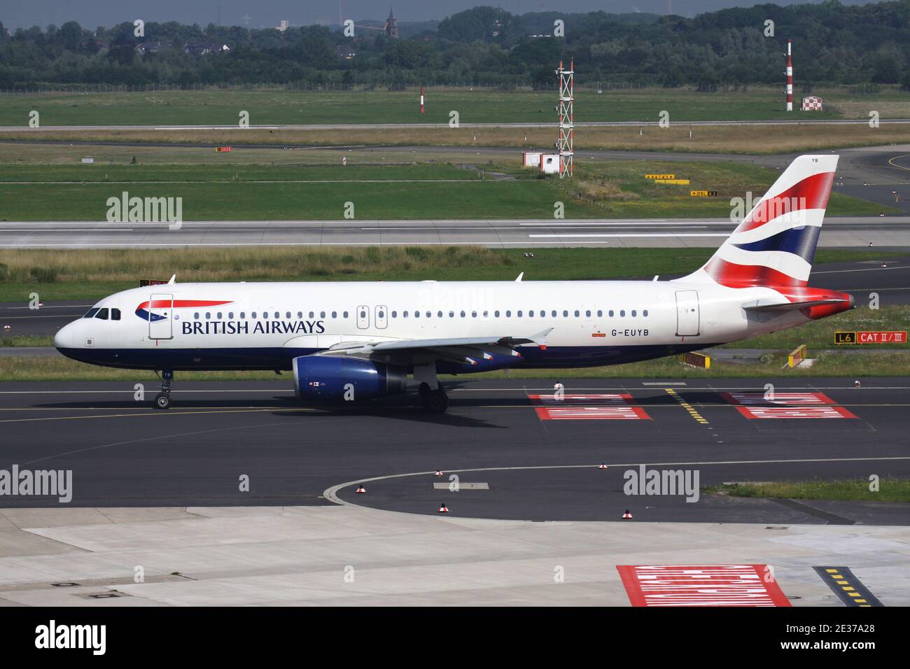 British Airways Airbus A320-200 con registrazione G-EUYB sulla Taxiway all'aeroporto di Dusseldorf. Foto Stock