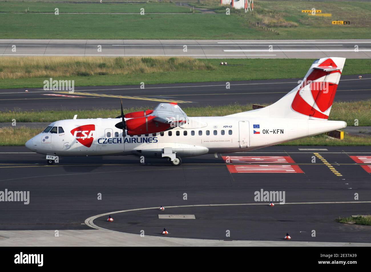 CSA Czech Airlines ATR 42 con registrazione OK-KFN sulla Taxiway all'aeroporto di Dusseldorf. Foto Stock