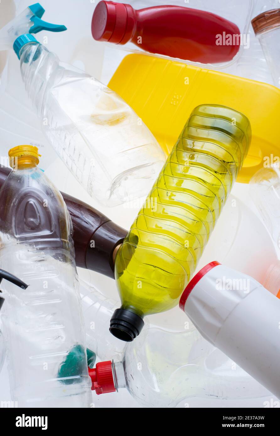 Rifiuti di plastica domestici verticali Foto Stock
