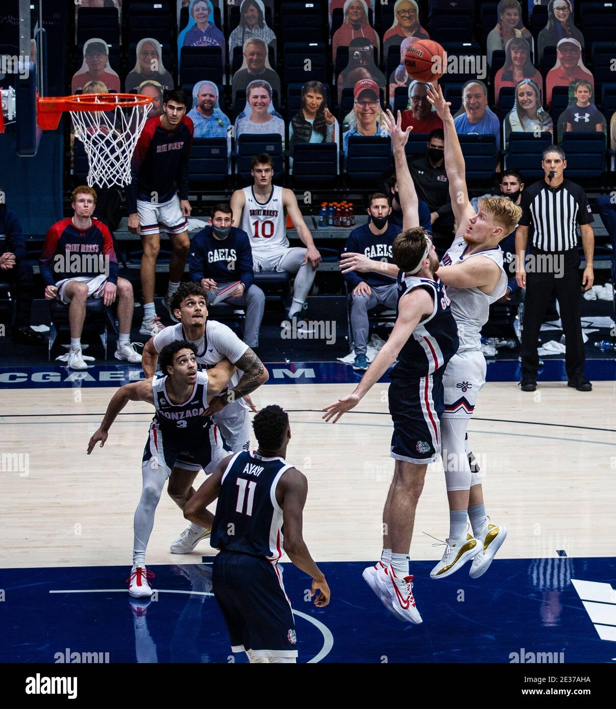 16 gennaio 2021 Moraga, CA U.S.A. St. Mary's Gaels Forward Matthias Tass (11) spara la palla durante il gioco di basket maschile NCAA tra Gonzaga Bulldogs e Saint Mary's Gaels 59-73 perso al McKeon Pavilion Moraga Calif. Thurman James / CSM Foto Stock