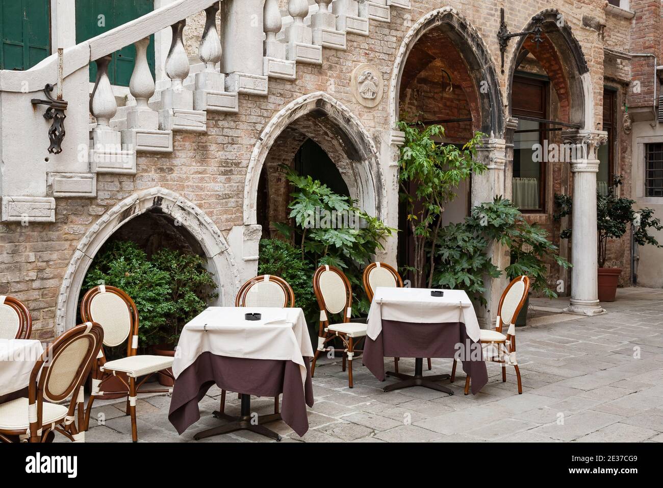 Tavoli in attesa per gli ospiti al di fuori di un ristorante, Venezia, Italia Foto Stock