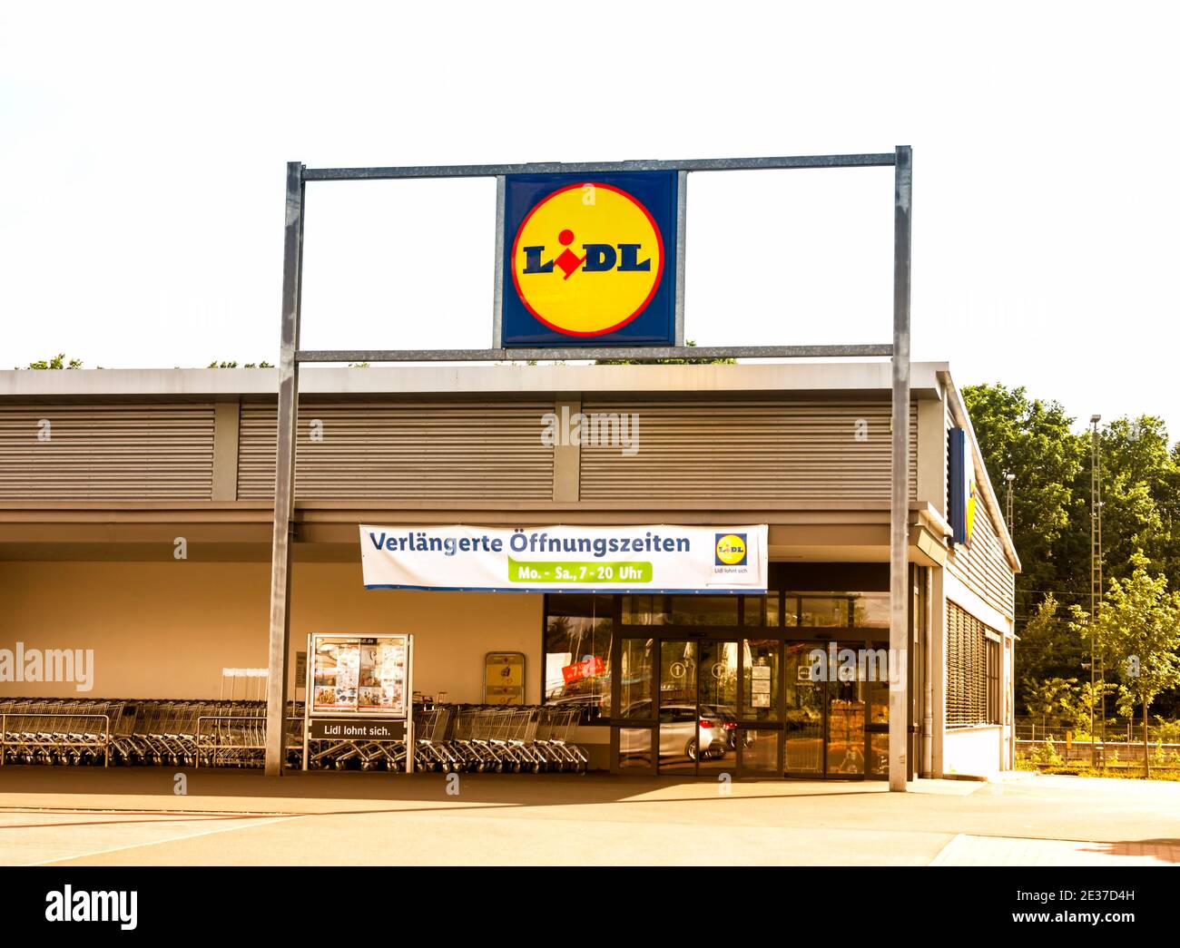 LIDL Supermarket Chain Sign - LIDL è una catena di supermercati tedesca con  sede a Neckarsulm, in Germania Foto stock - Alamy